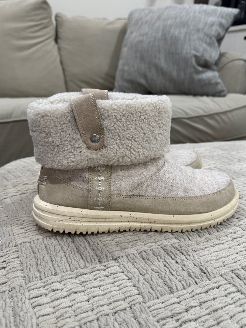 Women’s Hey Dude Wendy Camden Cozy Boots in Light Beige